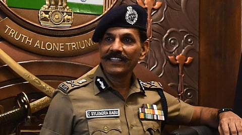 காவலர்களின் தனிப்பட்ட வாகனத்தில் ‘போலீஸ்’ ஸ்டிக்கர் ஒட்டக் கூடாது - டிஜிபி சைலேந்திர பாபு உத்தரவு