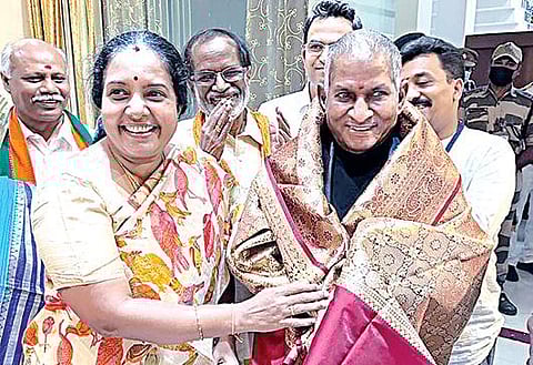 மாநிலங்களவை நியமன எம்.பியாக தேர்வு செய்யப்பட்ட இளையராஜா, அமெரிக்காவிலிருந்து நேற்று சென்னை திரும்பினார். விமான நிலையத்தில் அவருக்கு பாஜக எம்எல்ஏ வானதி சீனிவாசன் பொன்னாடை அணிவித்து வரவேற்றார். உடன் கங்கை அமரன் உள்ளிட்டோர். படம்: எம்.முத்துகணேஷ்