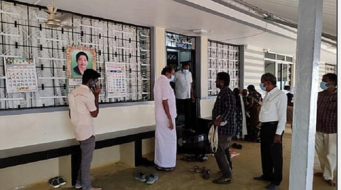 பள்ளிபாளையம் அருகே கோவிந்தம்பாளையத்தில் அமைந்துள்ள அதிமுக முன்னாள் அமைச்சர் பி. தங்கமணி வீட்டில் அதிகாரிகள் ஆய்வு மேற்கொண்டனர்.