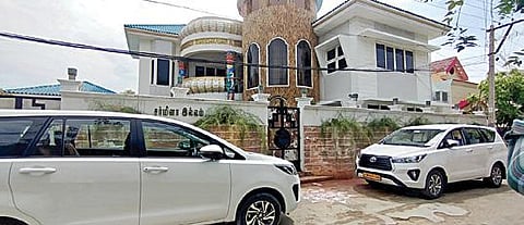 வருமான வரித்துறை அதிகாரிகள்  சோதனை நடத்திய மதுரை அவனியாபுரம் பகுதியிலுள்ள கட்டுமான நிறுவன உரிமையாளரின் வீடு.