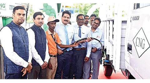 கோவை க.க.சாவடியில் உள்ள வாகனங்களுக்கான இயற்கை எரிவாயு
நிரப்பும் நிலையத்தில் நேற்று விற்பைனைய தொடங்கிவைத்த இந்தியன் ஆயில் நிறுவனத்தின் செயல் இயக்குநர் (தென் மண்டல பைப்லைன்) ஷைலேஷ் திவாரி உள்ளிட்ேடார். படம்:ஜெ.மேனாகரன்