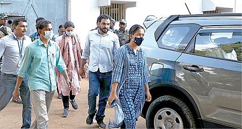 திருச்சி மத்திய சிறை வளாகத்தில் உள்ள சிறப்பு முகாமில் நேற்று விசாரணை நடத்திவிட்டு, வெளியே வந்த என்ஐஏ அதிகாரிகள்.படம்: ஜி.ஞானவேல்முருகன்