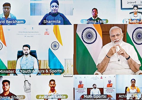 இங்கிலாந்தின் பர்மிங்காம் நகரில் நடைபெற உள்ள காமன்வெல்த் விளையாட்டில் பங்கேற்கும் இந்திய குழுவுடன் பிரதமர் நரேந்திர மோடி நேற்று காணொலிக் காட்சி வாயிலாக கலந்துரையாடினார். இதில் வீரர், வீராங்கனைகளுடன் மத்திய இளைஞர் நலன் மற்றும் விளையாட்டுத் துறை, தகவல் மற்றும் ஒலிபரப்புத் துறை அமைச்சர் அனுராக்  தாக்குரும் கலந்து கொண்டார்.  படம் : பிடிஐ