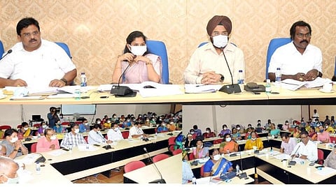 மாநகராட்சிப் பள்ளி ஆசிரியர்கள் Vs சென்னை மேயர் - அனல் பறந்த ஆய்வுக் கூட்டம்