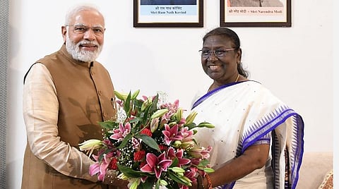 குடியரசுத் தலைவர் தேர்தலில் வெற்றி பெற்ற திரவுபதி முர்முவை டெல்லியில் நேற்று சந்தித்து வாழ்த்து தெரிவித்தார் பிரதமர் நரேந்திர மோடி. படம்: பிடிஐ