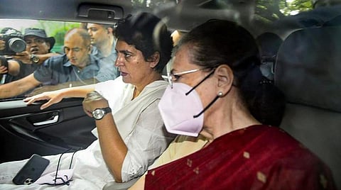 நேஷனல் ஹெரால்டு வழக்கில், விசாரணைக்கு ஆஜராவதற்காக டெல்லியில் உள்ள அமலாக்கத்துறை இயக்குநரகத்துக்கு மகள் பிரியங்கா காந்தியுடன் நேற்று சென்றார்  காங்கிரஸ் தலைவர் சோனியா காந்தி.படம்: பிடிஐ.