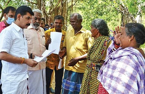 திருநெல்வேலியில்  நடைபெற்ற மக்களை தேடி நம்ம மேயர் சிறப்பு  முகாமில் பொதுமக்களிடம் இருந்து நேரடியாக மேயர் பி.எம். சரவணன் மனுக்களை பெற்றுக்கொண்டார்.