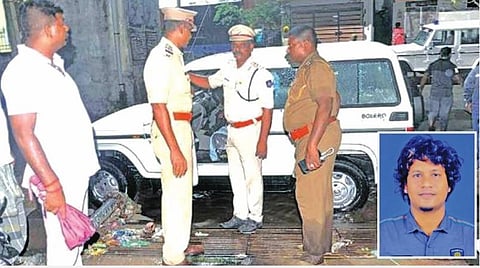 கொலை நடந்த இடத்தில் சோதனையில் ஈடுபட்ட காவல்துறையினர். 
உள்டம்: கொலையுண்ட பன்னீர் செல்வம்.