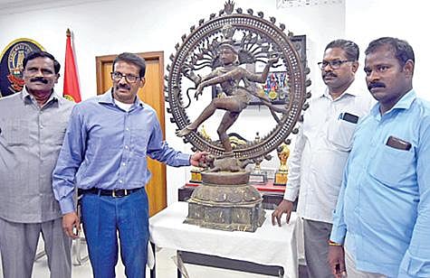 சென்னை அடுத்த மணலி சாத்தாங்காட்டில் மீட்கப்பட்ட 1,200 ஆண்டு பழமையான நடராஜர் சிலையுடன், சிலை கடத்தல் தடுப்பு பிரிவு டிஜிபி ஜெயந்த் முரளி மற்றும் சிலையை மீட்ட தனிப்படை போலீஸார். படம். ம.பிரபு