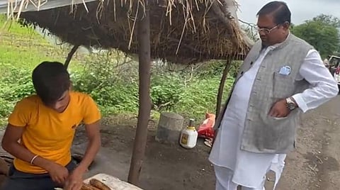 ''ஒரு சோளக் கதிர் 15 ரூபாயா.. ரொம்ப காஸ்ட்லி'' - சாலையோர வியாபாரியிடம் மத்திய அமைச்சரின் பேரம்