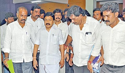 அதிமுக அலுவலகத்தில் ஆவணங்கள் கொள்ளையடிக்கப்பட்டதாக சென்னை ராயப்பேட்டை காவல் நிலையத்தில் நேற்று புகார் கொடுக்க வந்த முன்னாள் அமைச்சர் சி.வி.சண்முகம். படம்: ம.பிரபு