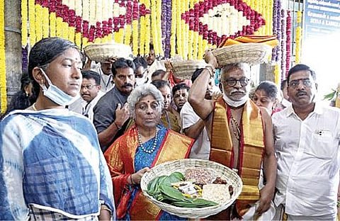 ஆடி கிருத்திகையை முன்னிட்டு நேற்று திருமலை திருப்பதி தேவஸ்தானம் சார்பில் அறங்காவலர் குழு தலைவர் ஒய்.வி. சுப்பாரெட்டி திருத்தணி சுப்ரமணியருக்கு பட்டு வஸ்திரங்களை காணிக்கையாக வழங்கினார்.