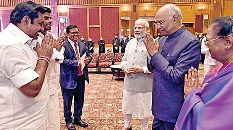 டெல்லியில் நடைபெற்ற பிரிவு உபசார விழாவில் குடியரசு தலைவர், பிரதமருடன் பழனிசாமி சந்திப்பு