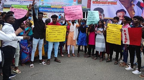 ‘புதுச்சேரி மாணவி கொலையில் 7 நாட்களாகியும் கைது நடவடிக்கை இல்லை’ - கல்லூரி மாணவர்கள் போராட்டம்
