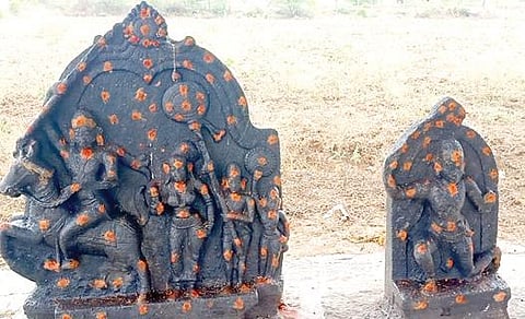 மதுரை மாவட்டம் பேரையூரில் கண்டெடுக்கப்பட்ட கி.பி.15-ம் நூற்றாண்டைச் சேர்ந்த குதிரை வீரன் மற்றும் போர் வீரன் சிற்பம்.