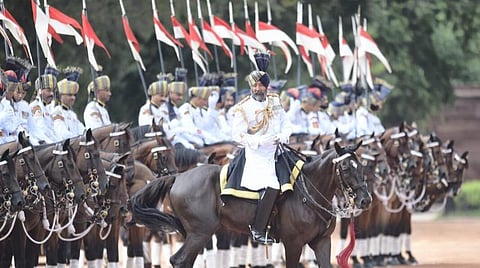 குடியரசுத் தலைவர் திரவுபதி முர்முவுக்கு குதிரை படை வீரர்கள் நேற்று அணிவகுப்பு மரியாதை அளித்தனர். ஆங்கிலேயர் ஆட்சிக் காலத்தில் உருவாக்கப்பட்ட இந்த குதிரை படையினர் வெள்ளை, சிவப்பு நிற கொடியுடன் அணிவகுத்தனர். படம்: பிடிஐ