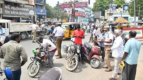 தினசரி ஓர் அதிகாரிக்கு தலா 150 வழக்குகள் இலக்கு: ரூ.100 செலுத்த அரை மணி நேர காத்திருப்பு; சென்னைவாசிகள் அவதி