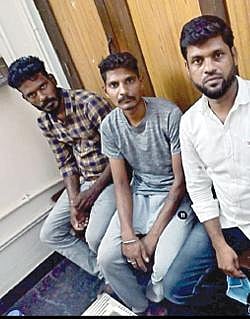 பிரதமர் மோடியின் புகைப்படத்தில் கருப்பு பெயின்ட் அடித்ததாக பிடிபட்ட பெரியார் திராவிடர் கழகத்தைச் சேர்ந்த சசி குமார், பார்த்தசாரதி, அரவிந்த்.