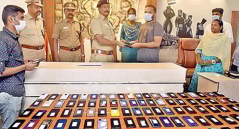 கோவையில் மீட்கப்பட்ட செல்போன்களை அதன் உரிமையாளர்களிடம் ஒப்படைத்த காவல் கண்காணிப்பாளர் பத்ரி நாராயணன்.    படம்: ஜெ.மனோகரன்