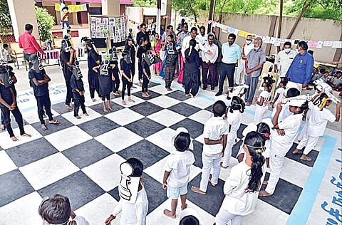 ஸ்ரீரங்கம் தேவி தெரு நகராட்சி நடுநிலைப் பள்ளியில் மாணவ- மாணவிகள் தங்களை செஸ் காய்களாக நிறுத்தி செஸ் விளையாடுவதை பார்வையிடும் திருச்சி மாவட்ட ஆட்சியர் மா.பிரதீப்குமார்.