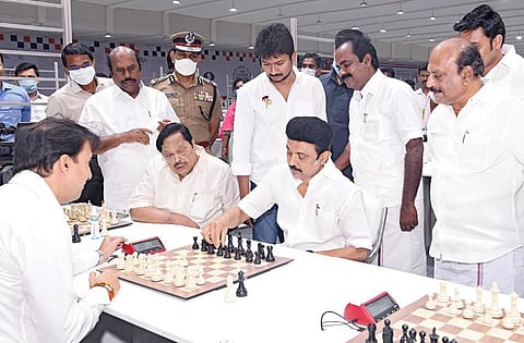 மாமல்லபுரம் பூஞ்சேரியில் சர்வதேச செஸ் ஒலிம்பியாட் போட்டி நடக்கவுள்ள ஃபோர் பாயின்ட்ஸ் சொகுசு விடுதியில் அமைக்கப்பட்டுள்ள அரங்குகளை முதல்வர் மு.க.ஸ்டாலின் நேரில் பார்வையிட்டு ஆய்வு செய்தார். அப்போது, செஸ் கூட்டமைப்பின் தலைவர் சஞ்சய் கபூருடன் முதல்வர் செஸ் விளையாடினார். அருகில் அமைச்சர்கள் துரைமுருகன், எ.வ.வேலு, மெய்யநாதன், தா.மோ.அன்பரசன், மதிவேந்தன், எம்எல்ஏ உதயநிதி ஸ்டாலின் மற்றும் அரசு அதிகாரிகள்.