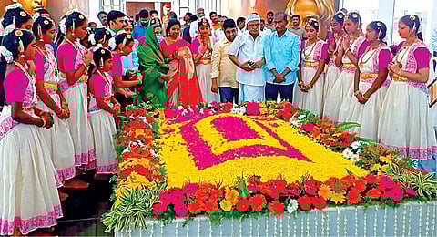 முன்னாள் குடியரசுத் தலைவர் அப்துல் கலாமின் 7-வது நினைவு தினத்தை முன்னிட்டு ராமேசுவரத்தில் உள்ள அவரது நினைவிடத்தில் குடும்பத்தினரும் மாணவிகளும் அஞ்சலி செலுத்தினர்.