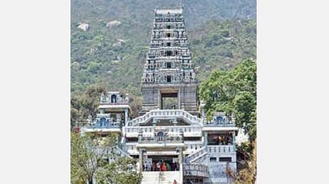 மருதமலை முருகன் கோயில் ராஜ கோபுரத்துக்கு செல்லும்  படிக்கட்டுப் பாதை. (கோப்பு படம்)