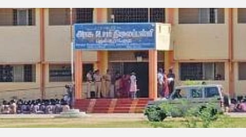 சாத்தூர் அருகே புதுச்சூரங்குடி அரசு உயர்நிலைப் பள்ளியில் வகுப்புகளை புறக்கணித்து போராட்டம் நடத்திய மாணவர்கள்.