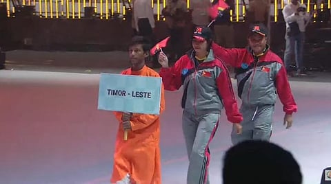 செஸ் ஒலிம்பியாட் தொடக்க விழாவில் வீரர்கள் அணிவகுப்பு: நாடுகளின் பதாகை ஏந்தி வந்த அரசுப் பள்ளி மாணவர்கள் 