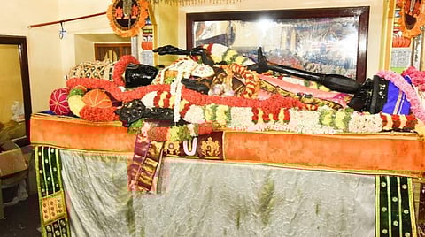 29-ம் நாளில் இளம் சிவப்பு நிறப் பட்டாடையில் பக்தர்களுக்கு சயன கோலத்தில் அருள்பாலித்த அத்தி வரதர்