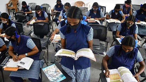 முழுப் பாடத் திட்டத்தை சுமத்துதல், கூடுதல் வகுப்புகள் கூடாது: மாணவர்களின் மன அழுத்தம் போக்க ராமதாஸ் யோசனை