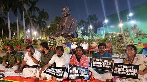 அவமதிப்பு விவகாரத்தால் நாடாளுமன்றத்தின் இரு அவைகளும் முடங்கியது - எம்பிக்கள் உண்ணாவிரதம் நிறைவு