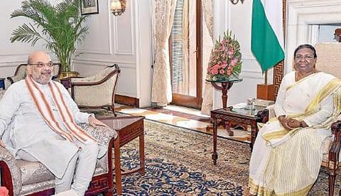 டெல்லியில் குடியரசுத் தலைவர் திரவுபதி முர்முவை மத்திய உள்துறை அமைச்சர் அமித் ஷா நேற்று சந்தித்துப் பேசினார். படம்: பிடிஐ