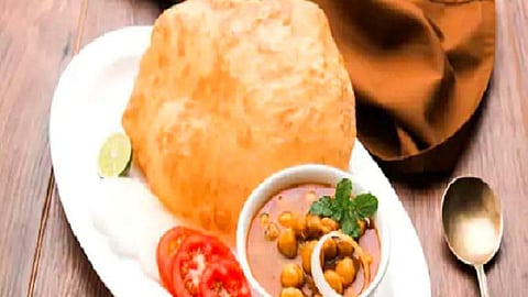 கோவிட் பூஸ்டர் டோஸ் போட்டுக் கொண்டால் இலவச சோலே பட்டூரே: சண்டிகர் தெருவோர வியாபாரி தாராளம்