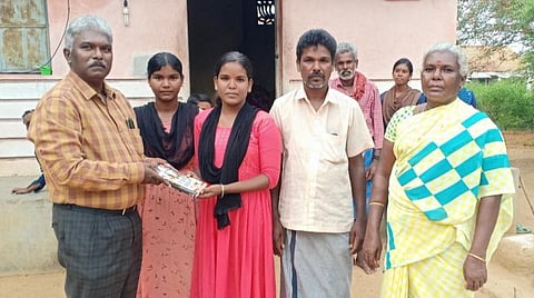 டிஎன்பிஎஸ்சி குரூப் 1 தேர்வில் வெற்றி: காவல் துணைக் கண்காணிப்பாளர் பணிக்கு தேர்வாகிய தமிழ் வழிக் கல்வி மாணவி