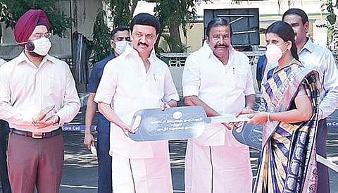 நகராட்சி தலைவர், ஆணையர்,  பொறியாளர்களுக்கு 187  வாகனங்கள் வழங்கும் வகையில் புதிய வாகனங்களுக்கான சாவிகளை நகராட்சித் தலைவர்களிடம் முதல்வர் மு.க.ஸ்டாலின் நேற்று வழங்கினார். உடன், நகராட்சி நிர்வாகத் துறை அமைச்சர் கே.என்.நேரு, சென்னை மாநகராட்சி ஆணையர் ககன்தீப் சிங் பேடி, துறை இயக்குநர் பா.பொன்னையா.