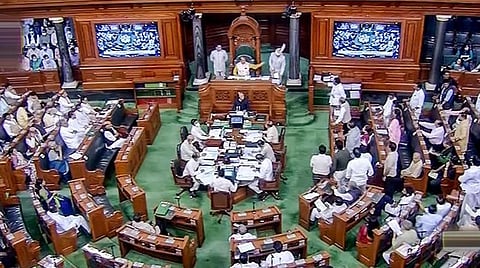 நாடாளுமன்ற இரு அவைகளிலும் எதிர்க்கட்சிகள் அமளி - கூச்சல்களுக்கு மத்தியிலும் மசோதாக்கள் நிறைவேற்றம்