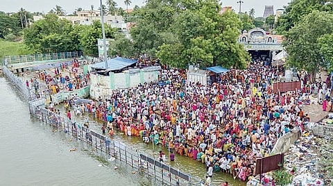 ஆடிப் பெருக்கையொட்டி, ஸ்ரீரங்கம் அம்மா மண்டபம் காவிரிக் கரையில் நேற்று நீராட திரண்ட பொதுமக்கள்.படம்: ஜி.ஞானவேல்முருகன்