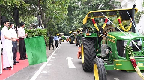 குறைந்த வாடகையில் வேளாண் கருவிகள் பொருத்தப்பட்ட டிராக்டர்கள்: முதல்வர் தொடங்கி வைத்தார்
