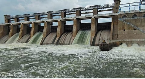 நீர்பிடிப்புப் பகுதிகளில் பெய்த கனமழையால் கிருஷ்ணகிரி அணைக்கு நீர்வர்த்து அதிகரித்துள்ளதால், அணையில் இருந்து 8150 கனஅடி தண்ணீர் சிறிய மற்றும் பிரதான மதகுகள் வழியாக திறந்துவிடப்பட்டுள்ளதால், ஆற்றில் வெள்ளப்பெருக்கு ஏற்பட்டுள்ளது. | படங்கள்: எஸ்.கே.ரமேஷ்