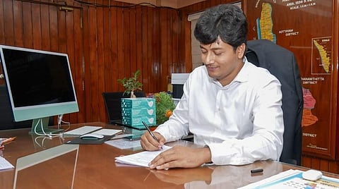 “எனது முதல் ஆர்டரே, பள்ளி விடுமுறை அறிவிப்பு” - கவனம் ஈர்த்த கேரள கலெக்டரின் பதிவு