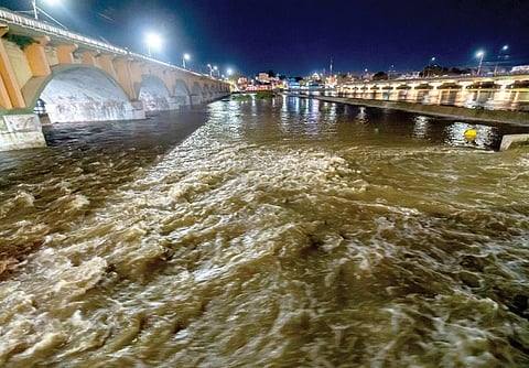 மதுரை வைகையாற்றில் நேற்று இரவு கரைபுரண்டு ஓடிய வெள்ளம். படம்: ஆர்.அசோக்
