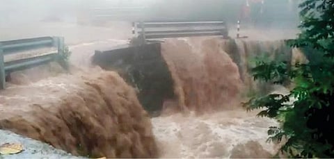 ஏற்காட்டில் பெய்த கனமழையால் நாகலூர் பாலத்தை மூழ்கடித்தபடி தண்ணீர் ஓடியது.