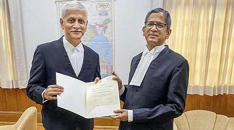 உச்ச நீதிமன்ற நீதிபதி யு.யு. லலித் (இடது) உடன் தலைமை நீதிபதி என்.வி.ரமணா.