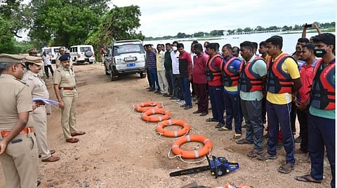 தமிழகத்தில் கனமழை - வெள்ளம் | ‘10 மாவட்டங்களில் 49 நிவாரண முகாம்களில் 4,000 பேர் தங்கவைப்பு’