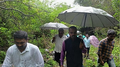 தேனி மாவட்டம் உப்புக்காடு பகுதியில் இருந்து திண்டுக்கல் மாவட்டம் பெரியூர் வரை சாலை அமைப்பதற்காக கொடைக்கானல் கோட்டாட்சியர் முருகேசன் தலைமையில் நடைபெற்ற கள ஆய்வு.