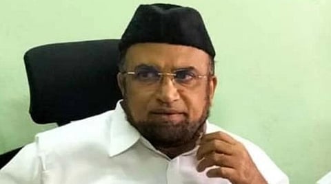 அரசு விதிமுறைகளுக்குப் புறம்பாக காரில் நீலநிற சுழல் விளக்குடன் வலம் வருவதாக வக்ஃப் வாரிய தலைவருக்கு எதிராக வழக்கு