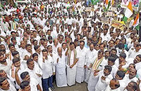 பெட்ரோல், டீசல், சமையல் எரிவாயு சிலிண்டர், அத்தியாவசியப் பொருட்கள் விலை உயர்வை கண்டித்து தமிழ்நாடு காங்கிரஸ் கமிட்டி தலைவர் கே.எஸ்.அழகிரி தலைமையில் சென்னை சைதாப்பேட்டை சின்னமலை ராஜீவ் காந்தி சிலை அருகே நேற்று ஆர்ப்பாட்டம் நடைபெற்றது. இதில், முன்னாள் தலைவர்கள் ஈவிகேஎஸ் இளங்கோவன்,கே.வீ.தங்கபாலு உள்ளிட்ட நிர்வாகிகள் மற்றும் ஏராளமான தொண்டர்கள் கலந்து கொண்டனர். படம்: ம.பிரபு