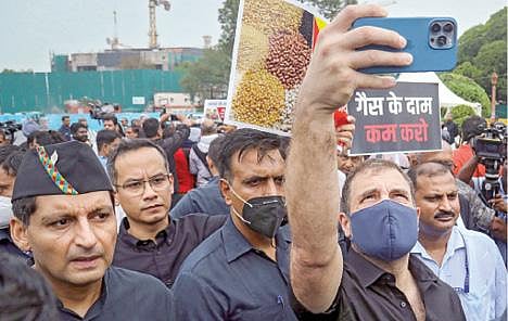 குடியரசுத் தலைவர் மாளிகை நோக்கி நேற்று பேரணி சென்ற போது செல்பி எடுத்துக் கொண்டார் ராகுல் காந்தி.  படங்கள்: பிடிஐ