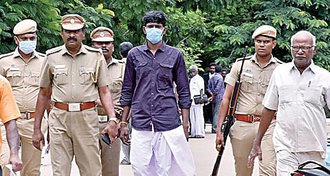 தீர்ப்பையொட்டி பலத்த பாதுகாப்புடன் சிவகங்கை நீதிமன்றத்துக்கு அழைத்து வரப்பட்ட முகிலன்.படம் ஆர்.அசோக்